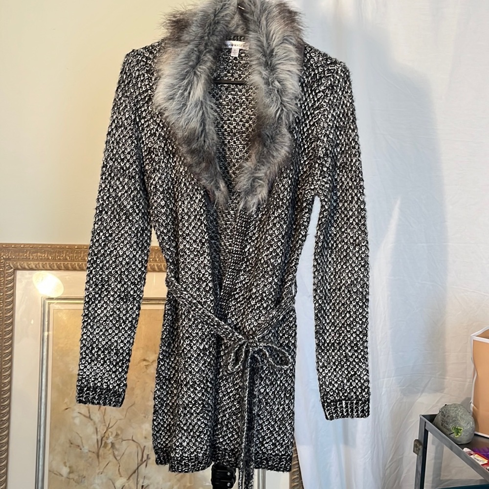ROOMMATES SWEATER. removable faux fur collar